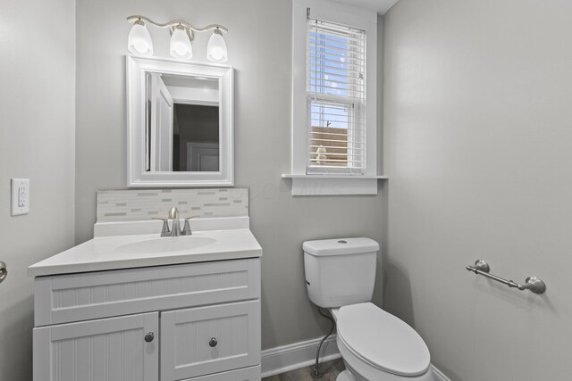 1093 E Long St, Columbus, OH 43203 - bathroom featuring tasteful backsplash, toilet, vanity, and baseboards