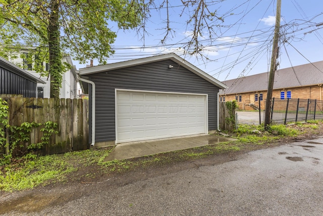 1093 E Long St, Columbus, OH 43203 - detached garage with fence