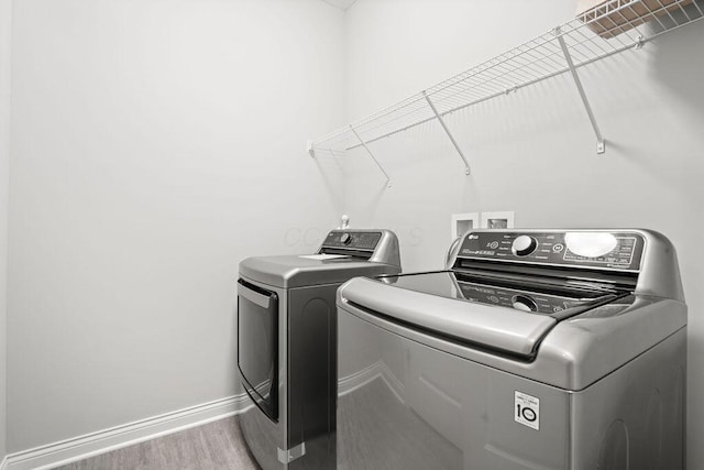 5165 Hamptonshire Dr, Dublin, OH 43016 - laundry room with independent washer and dryer, baseboards, and wood finished floors