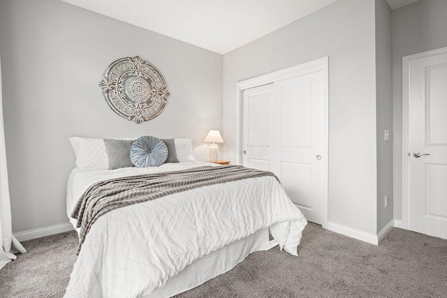 5165 Hamptonshire Dr, Dublin, OH 43016 - carpeted bedroom featuring baseboards and a closet