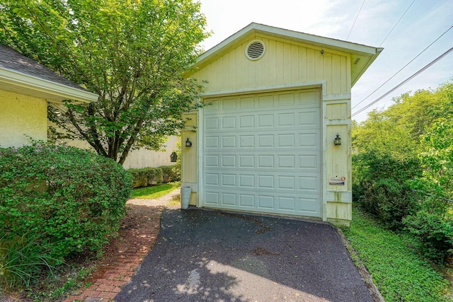 3695 Britton Ave, Columbus, OH 43204 - detached garage featuring driveway