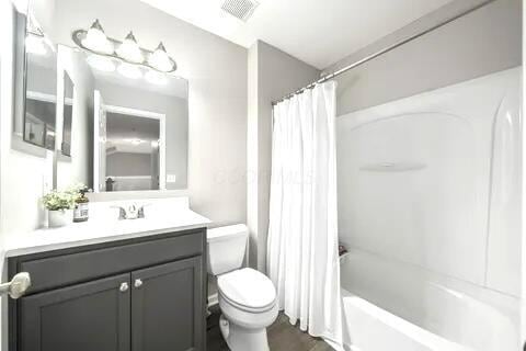 6004 Goldstone Dr, Grove City, OH 43123 - full bathroom with toilet, vanity, and shower / bathtub combination with curtain