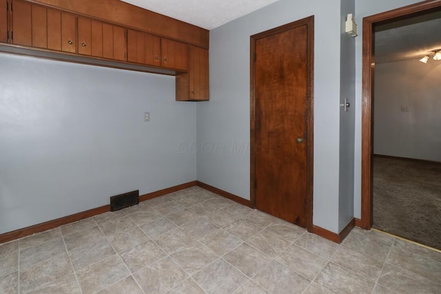 1266 Hanley Rd W, Mansfield, OH 44903 - laundry area with baseboards and light carpet