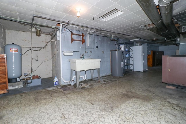 1266 Hanley Rd W, Mansfield, OH 44903 - unfinished below grade area featuring water heater, a water pressure tank, and a sink