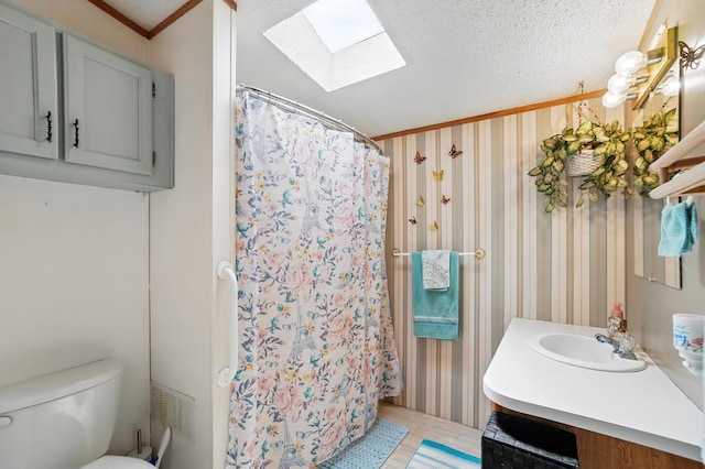 3200 Smeltzer Rd Unit 90, Marion, OH 43302 - bathroom featuring a skylight, toilet, crown molding, curtained shower, and vanity