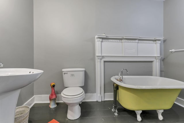 1625 Stringtown Rd NE, Lancaster, OH 43130 - full bathroom with a soaking tub, toilet, tile patterned flooring, baseboards, and a sink