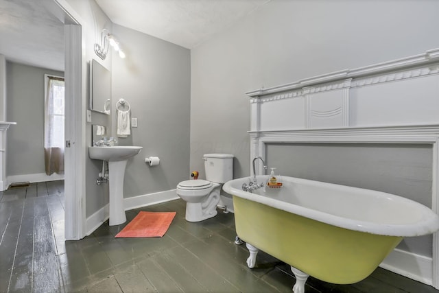 1625 Stringtown Rd NE, Lancaster, OH 43130 - full bath featuring a freestanding tub, toilet, and baseboards