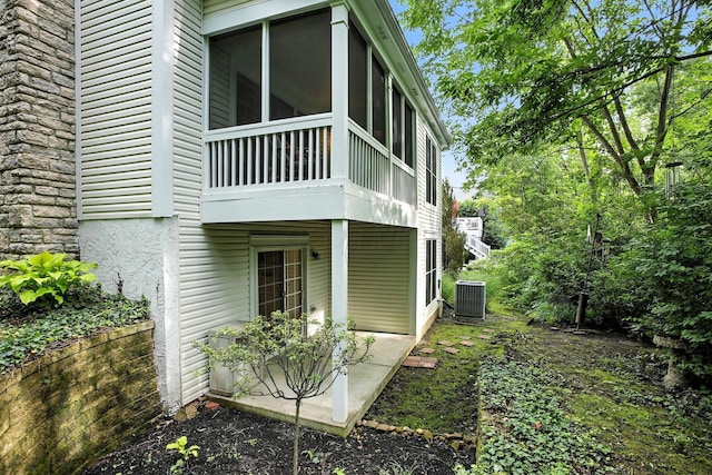 1223 Sanctuary Pl, Columbus, OH 43230 - view of side of home featuring a sunroom and a central AC unit