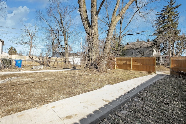 564-564 Kelton Ave, Columbus, OH 43205 - view of yard featuring fence