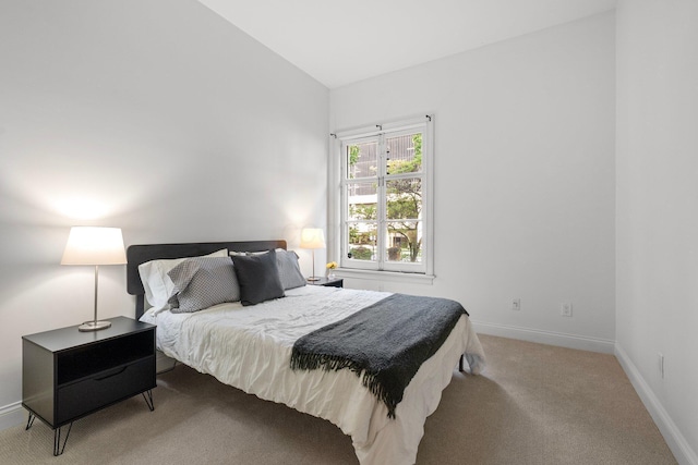 382 E Town St, Columbus, OH 43215 - bedroom featuring baseboards, carpet, and lofted ceiling