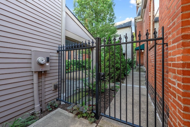 382 E Town St, Columbus, OH 43215 - view of gate