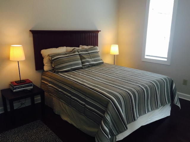 382 E Town St, Columbus, OH 43215 - bedroom with baseboards