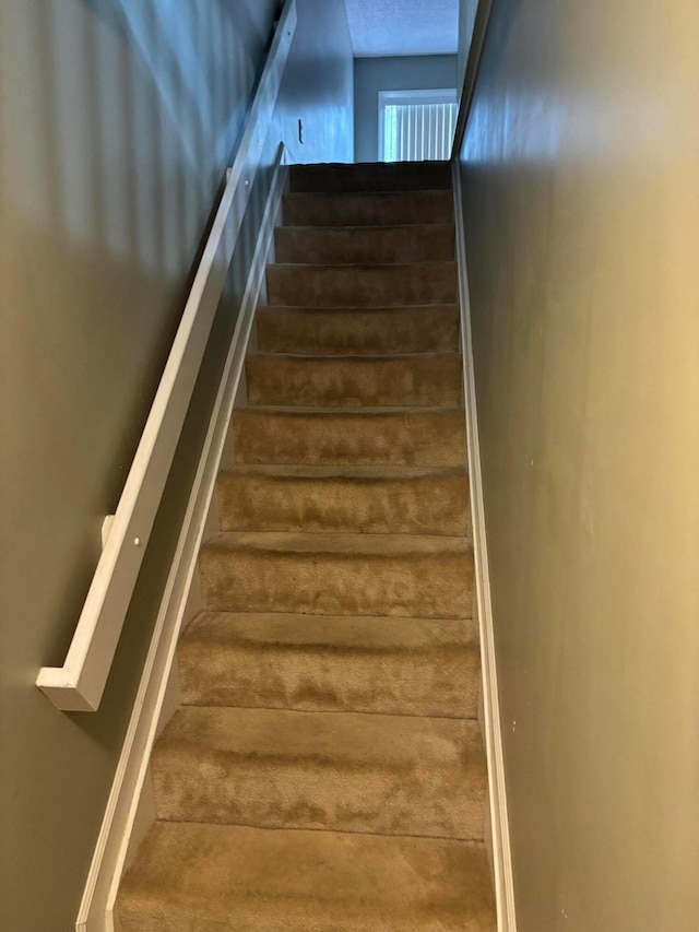 2037 Burbridge Ln Unit 31B, Hilliard, OH 43026 - view of staircase