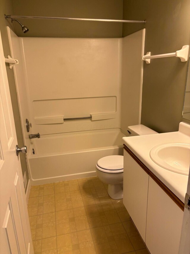 2037 Burbridge Ln Unit 31B, Hilliard, OH 43026 - full bath with toilet, shower / tub combination, tile patterned floors, and vanity