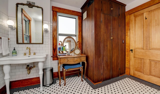 758 S Front St, Columbus, OH 43206 - bathroom with tile walls
