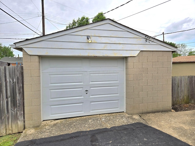 568 Brookdale Dr, West Jefferson, OH 43162 - detached garage featuring fence