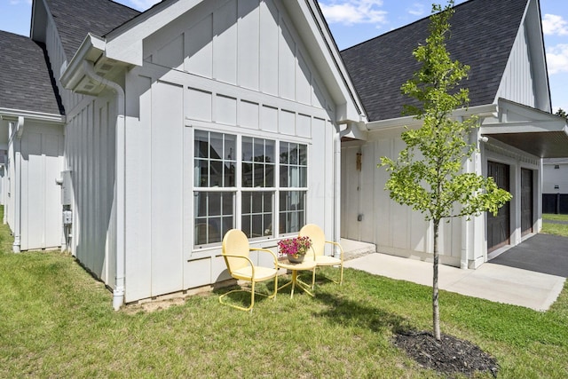 3918 Logan Ct, Hilliard, OH 43026 - back of property featuring board and batten siding, a yard, and a shingled roof