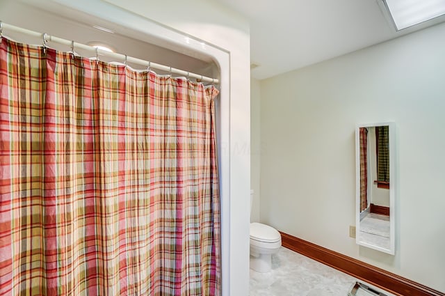 13742 State Rte 41, Jeffersonville, OH 43128 - bathroom featuring toilet, baseboards, a shower with shower curtain, and tile patterned flooring