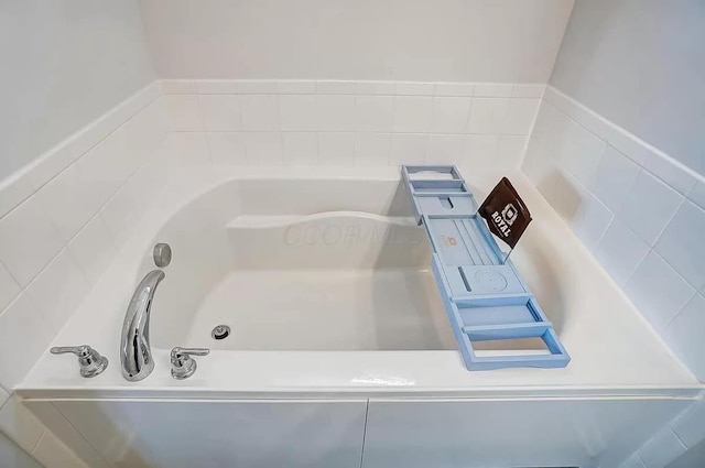 12281 Rooster Tail Dr, Pickerington, OH 43147 - bathroom view of a garden tub
