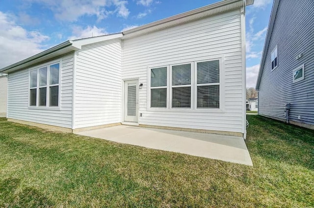 12281 Rooster Tail Dr, Pickerington, OH 43147 - rear view of property featuring a yard and a patio area