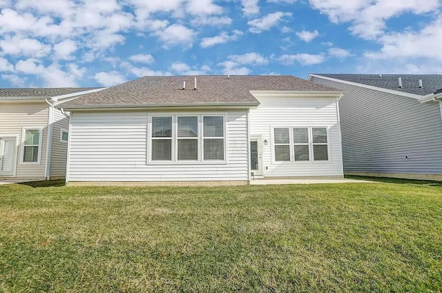 12281 Rooster Tail Dr, Pickerington, OH 43147 - rear view of property featuring a yard and a shingled roof