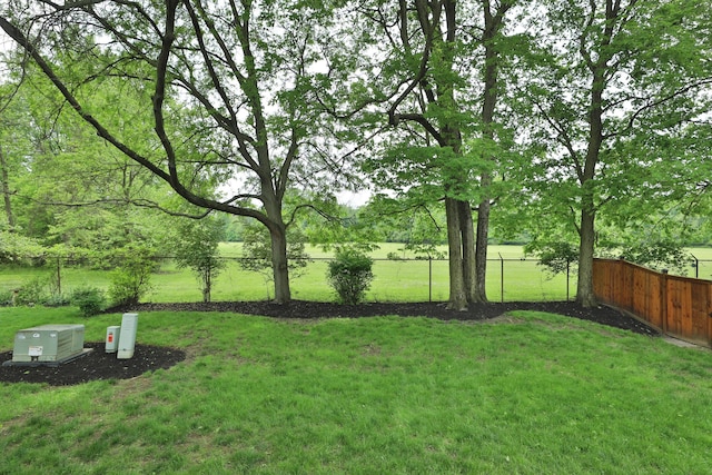 587 Center Woods Dr, Columbus, OH 43214 - view of yard