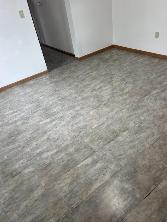 65 E N St, Newark, OH 43055 - empty room featuring baseboards