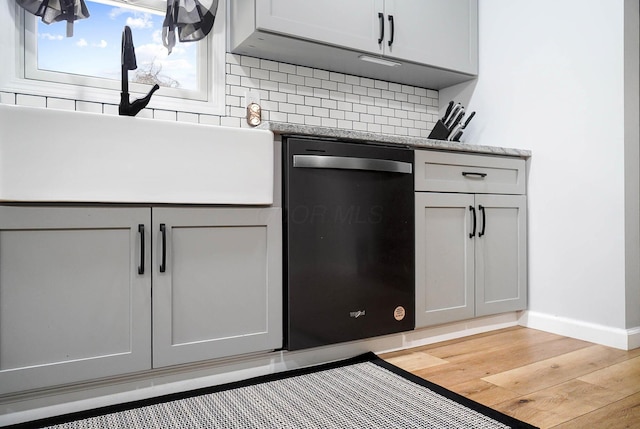 3865 Anderson Rd, Circleville, OH 43113 - kitchen featuring black dishwasher, tasteful backsplash, a sink, gray cabinets, and baseboards