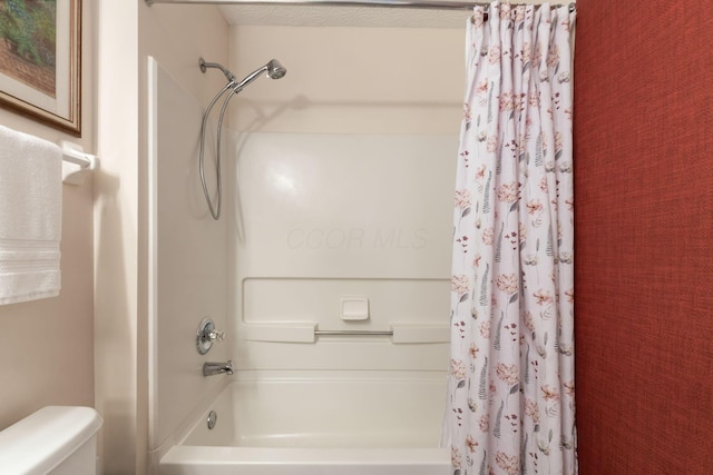 4642 Hobson Dr Unit 13E, Columbus, OH 43228 - bathroom with shower / bathtub combination with curtain and toilet