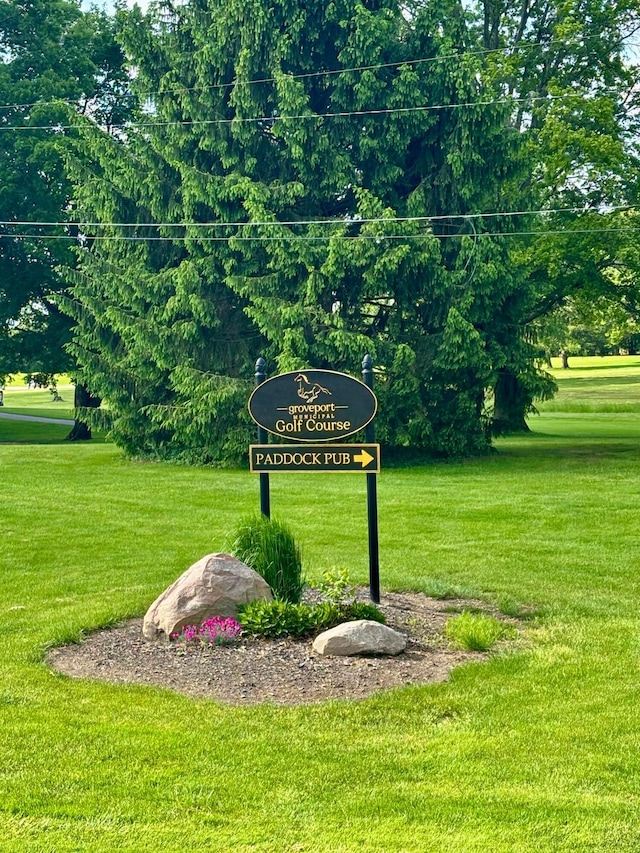 community sign featuring a yard