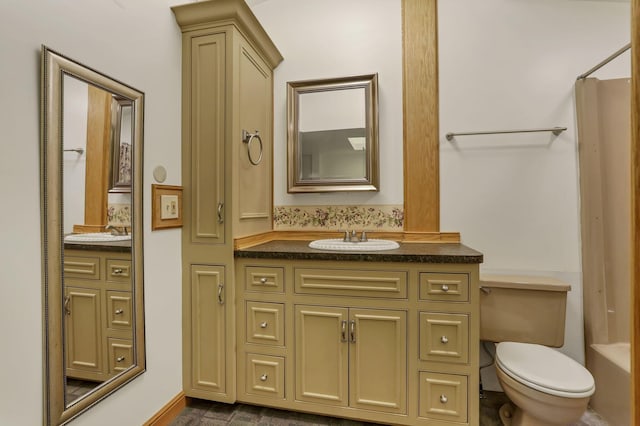full bath featuring vanity, a shower with curtain, and toilet