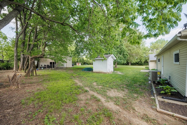 1366 Dyer Rd, Grove City, OH 43123 - view of grassy yard with an outdoor structure and a storage unit