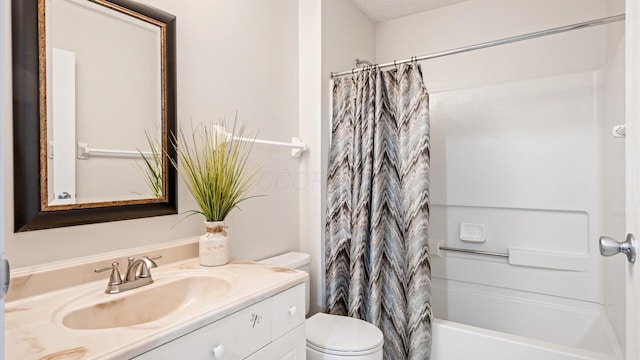 6706 Axtel Dr Unit 7A, Canal Winchester, OH 43110 - bathroom featuring toilet, vanity, and shower / bath combo with shower curtain