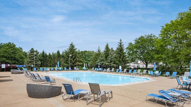 6706 Axtel Dr Unit 7A, Canal Winchester, OH 43110 - community pool featuring a patio area and fence