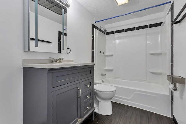 625 Country Club Dr Unit E4, Newark, OH 43055 - full bathroom with wood finished floors, toilet, vanity, shower / washtub combination, and a textured ceiling