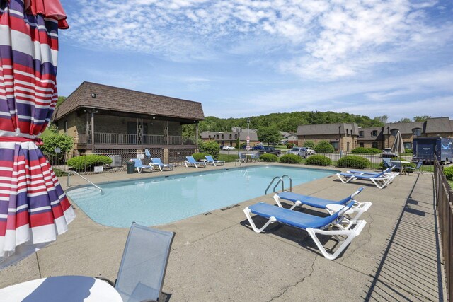 625 Country Club Dr Unit E4, Newark, OH 43055 - community pool featuring fence and a patio