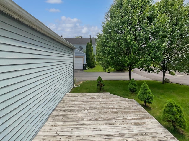 1813 Worthington Run Dr Unit A, Columbus, OH 43235 - wooden terrace featuring a yard