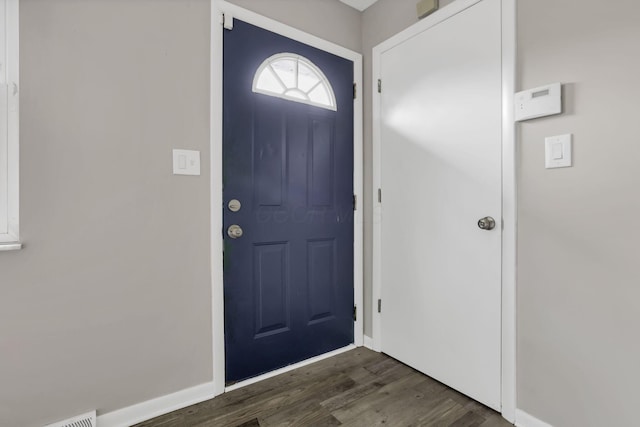 3197 E Ave, Columbus, OH 43207 - entryway with dark wood-style floors and baseboards