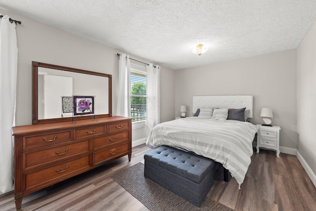 1244 E Choctaw Dr, London, OH 43140 - bedroom featuring wood finished floors, baseboards, and a textured ceiling