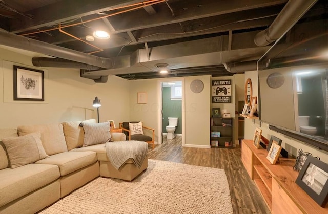 841 E Mulberry St, Lancaster, OH 43130 - living area featuring wood finished floors and baseboards