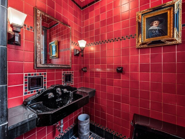140 N Parkview Ave, Bexley, OH 43209 - bathroom featuring tile walls
