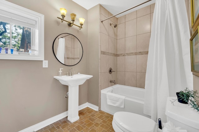 609 Mohawk St, Columbus, OH 43206 - bathroom with toilet, baseboards, and shower / bath combination with curtain
