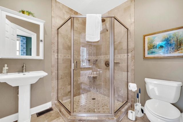 609 Mohawk St, Columbus, OH 43206 - full bath with baseboards, toilet, and a shower stall
