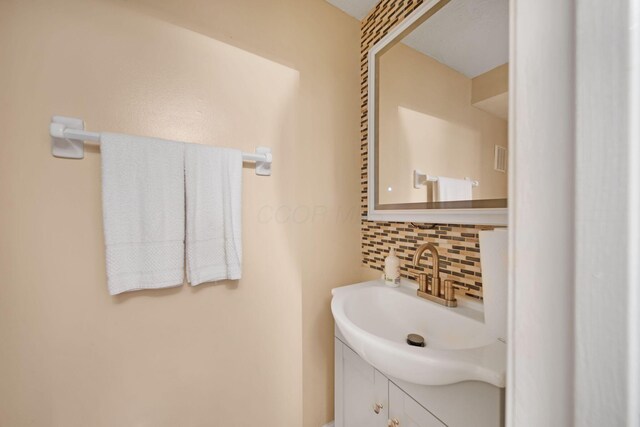 5309 Trillium Ct, Columbus, OH 43230 - bathroom featuring tasteful backsplash and vanity