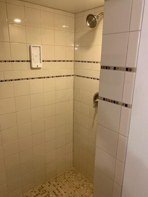 281 Bexford Rd, West Jefferson, OH 43162 - full bathroom featuring tiled shower