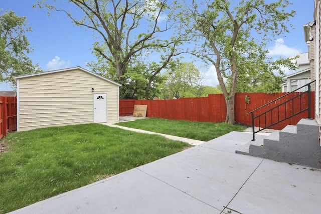 1195 E Whittier St, Columbus, OH 43206 - view of yard with a patio area and an outbuilding