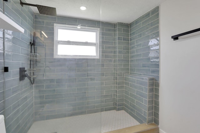 841 Saint Clair Ave, Columbus, OH 43201 - full bathroom with a tile shower, a textured ceiling, and recessed lighting