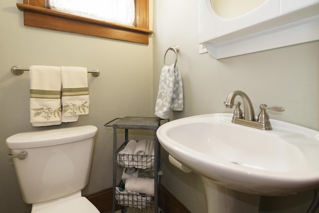 2454 Seneca Park Pl, Columbus, OH 43209 - half bathroom with toilet and a sink