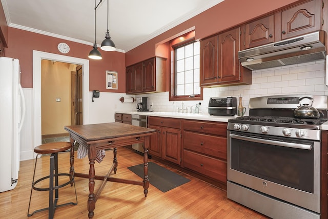 2454 Seneca Park Pl, Columbus, OH 43209 - kitchen with stainless steel appliances, under cabinet range hood, tasteful backsplash, a sink, and light wood-style floors