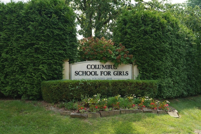 2454 Seneca Park Pl, Columbus, OH 43209 - community sign with a yard